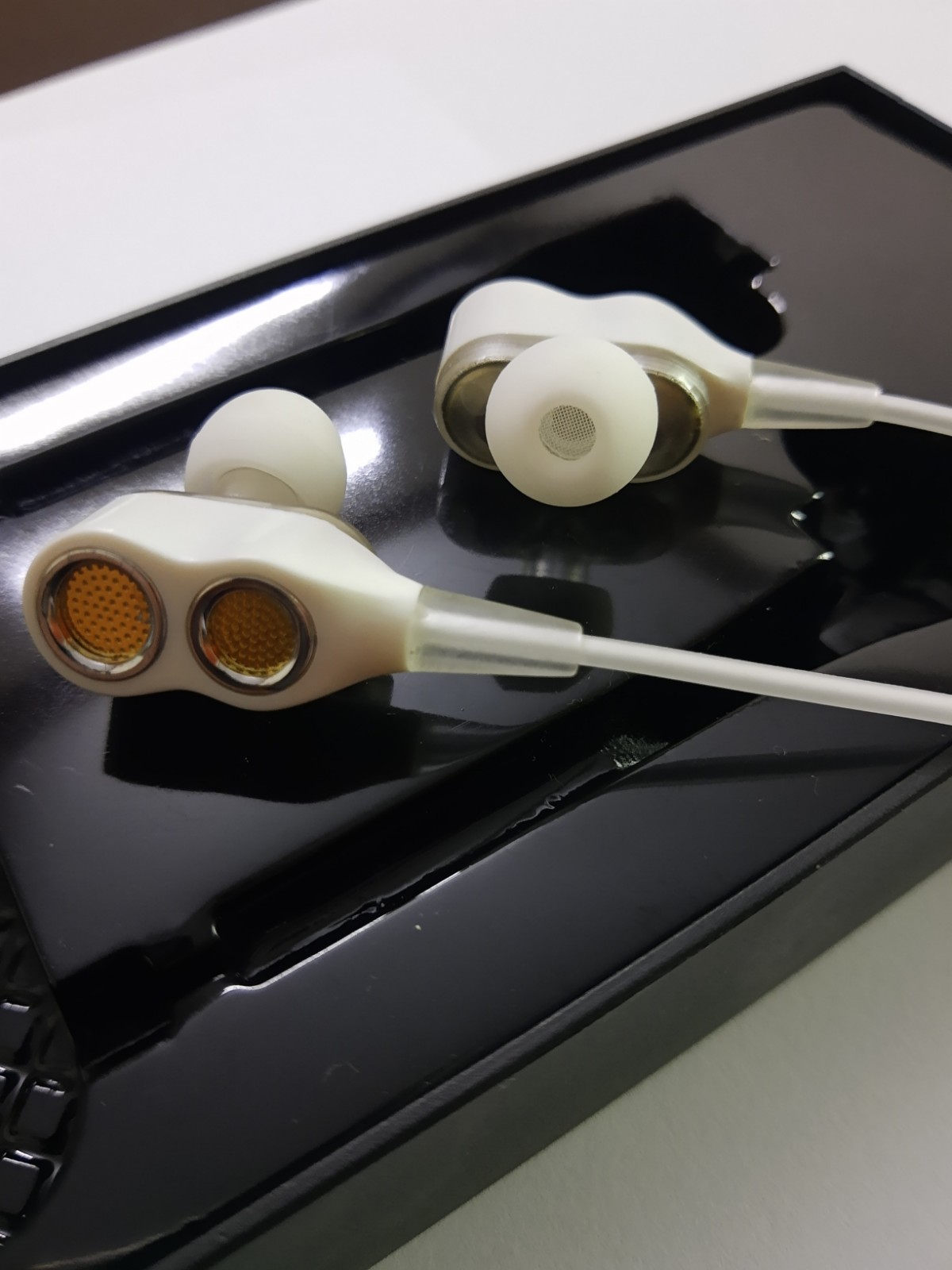 HKT Dual Speaker Bass earphones, handsfree with moving coil technology 3.5mm White